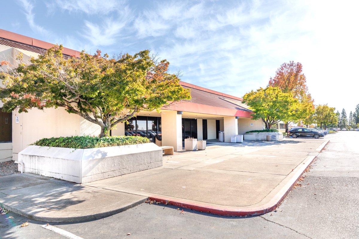 scottbkingston's tweet photo. 1st time for sale in 20 years!

168,000 sqft of high-tech space on 15 acres @ Douglas &amp; N Sunrise.

8MW of power, 703 parking stalls - perfect for tech use or to redevelop!

Offered @ $20 million or $84 per sf. @TurtonCRE @CityofRoseville 

Contact me, Mark Hefner or @Patrickist. https://t.co/tXLD8k5Dqk