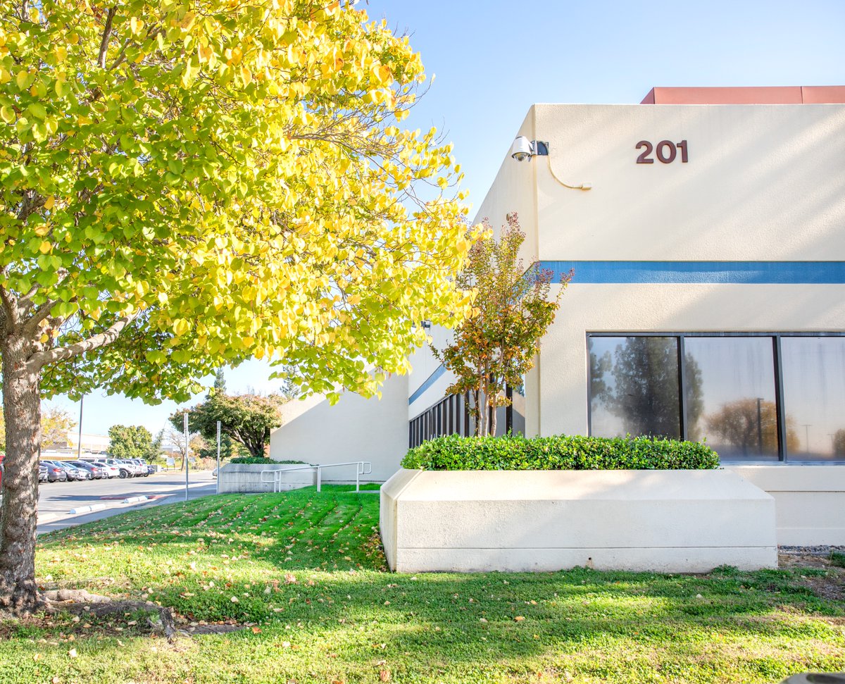 scottbkingston's tweet photo. 1st time for sale in 20 years!

168,000 sqft of high-tech space on 15 acres @ Douglas &amp; N Sunrise.

8MW of power, 703 parking stalls - perfect for tech use or to redevelop!

Offered @ $20 million or $84 per sf. @TurtonCRE @CityofRoseville 

Contact me, Mark Hefner or @Patrickist. https://t.co/tXLD8k5Dqk