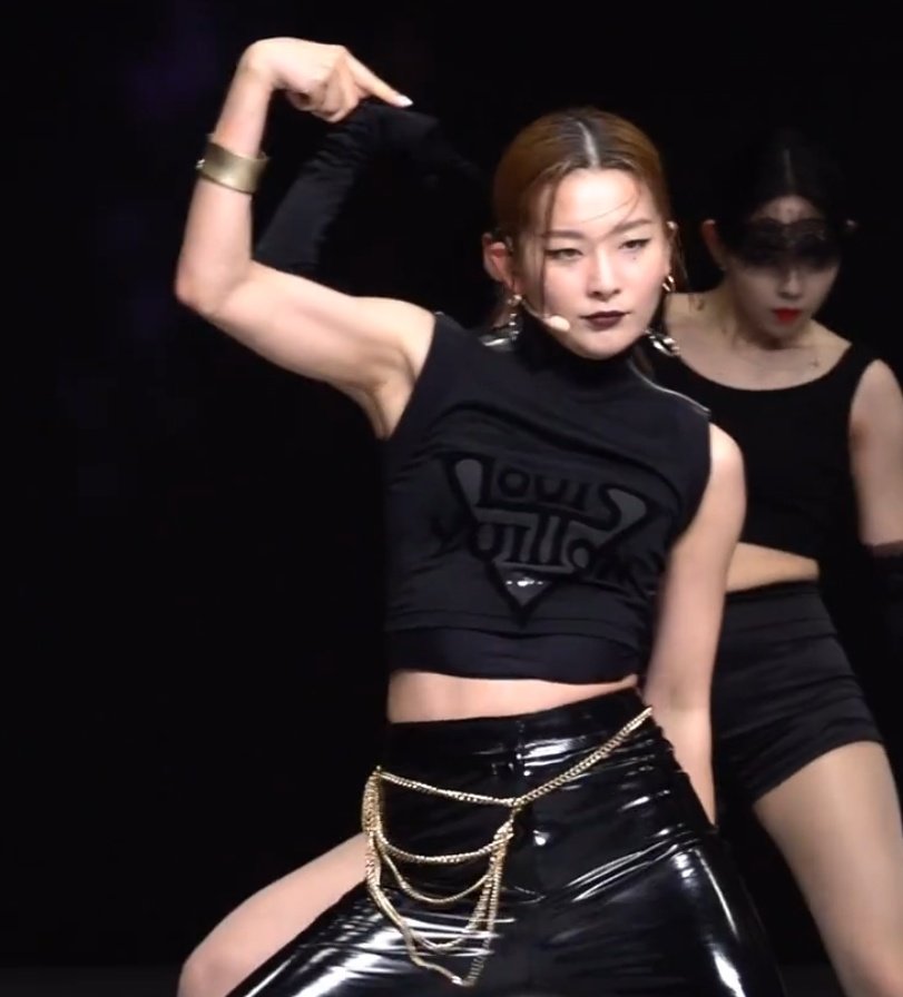 baeyerinnie's tweet photo. o braço da seulgi caralho... https://t.co/k5FmptxZrR
