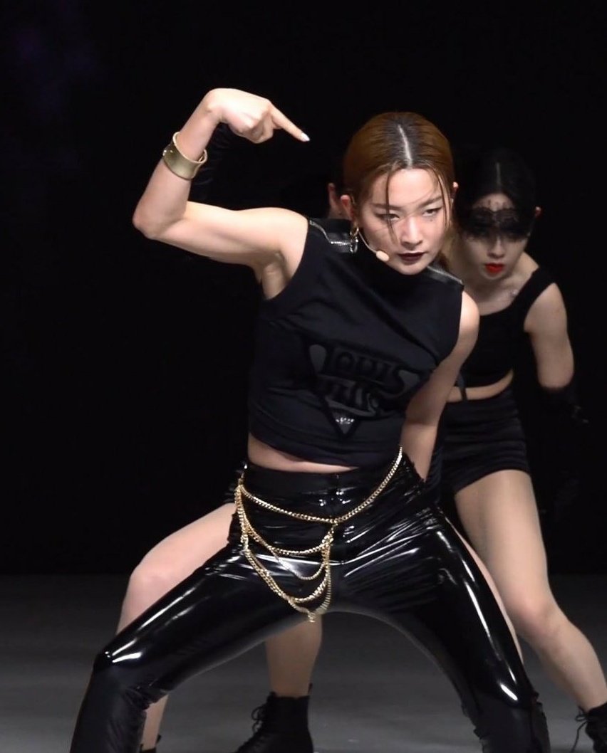 baeyerinnie's tweet photo. o braço da seulgi caralho... https://t.co/k5FmptxZrR