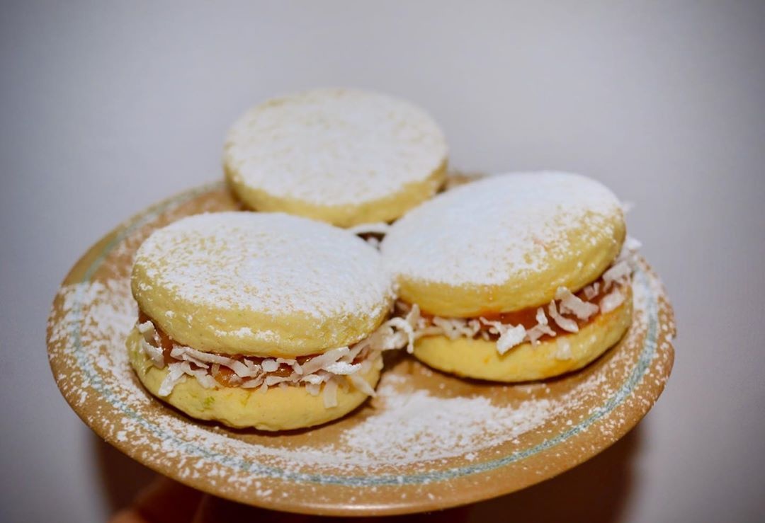 Danieladuarte0's tweet photo. Últimamente me esfuerzo el triple con las fotos que le tomo al negocio que tengo con mi mami que alguna vez con una foto mia. Esto me emociona más, ya que estas delicias merecen todo el estudio del mundo🤤🤤🤤😍😍 https://t.co/jJPwU7YTRu