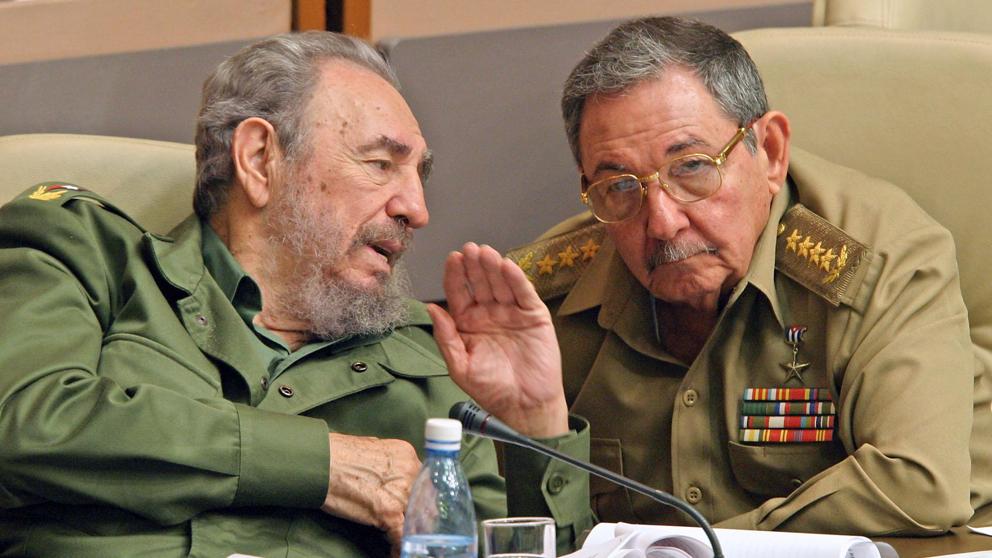 La base del triángulo es, sin duda, Cuba. Los Castro, con más de 60 años enquistados en el poder, han sabido mantenerse con la indiferencia/complacencia de muchos. Han sido artífices de la llegada al poder de secuaces que han replicado sus comunistas ideas de miseria y oprobio.