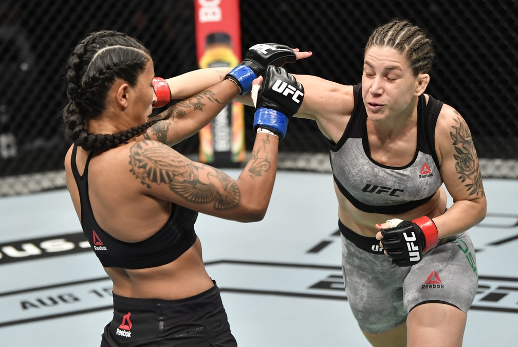 globoesporteES's tweet photo. Mais solta no octógono, Karol Rosa vibra com 2ª vitória no UFC: "Vou me apresentar ainda melhor" https://t.co/BhJ5pKtjRR #UFC #UFCFightIsland #UFC251 #KarolRosa #WMMA #MMA #MMACapixaba https://t.co/jhaMBmwn3M