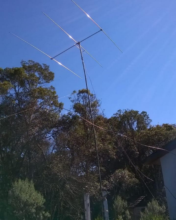 RadioOSG's tweet photo. 3el 10 M ! No bamboo
Em alguma edição do CVA lá da chácara de eventos #tabaporanga
.
.
.
.
.
#hamradio #amateurradio #radioamador #contest #hamrigs #cva #linearamplifier #pu5oka #pt5r #pt5c #py5hc #dxssb #labre #arpapr https://t.co/Gpg0tjGwG9