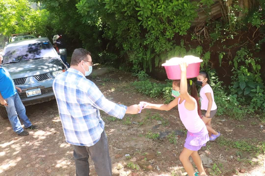 alcaldiarmenia's tweet photo. ENTREGA DE PAQUETE SOLIDARIO
(ALCALDÍA DE ARMENIA)
Seguimos ayudando a las diferentes comunidades
LUNES 13 DE JUL 2020
PAQUETES ENTREGADOS: 572
LUGARES :
- COLONIA SAN ANTONIO
- COLONIA SANTA MARTA  #1
- INICIO DE BARRIO SANTA TERESA (Por motivos de lluvia continuaremos mañana) https://t.co/OcOxrOLAdS