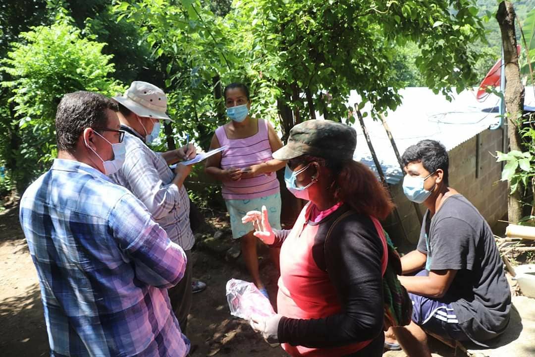 alcaldiarmenia's tweet photo. ENTREGA DE PAQUETE SOLIDARIO
(ALCALDÍA DE ARMENIA)
Seguimos ayudando a las diferentes comunidades
LUNES 13 DE JUL 2020
PAQUETES ENTREGADOS: 572
LUGARES :
- COLONIA SAN ANTONIO
- COLONIA SANTA MARTA  #1
- INICIO DE BARRIO SANTA TERESA (Por motivos de lluvia continuaremos mañana) https://t.co/OcOxrOLAdS