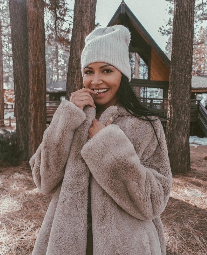 Monikassanchez1's tweet photo. #NayaRivera murió salvando a su hijo. Ambos nadaban en el lago Piru cuando las olas aumentaron y Naya utilizó todas sus fuerzas para subir a su hijo al bote. Naya quedó sin fuerzas y se ahogó. Así lo ha declarado la policía de California tras las informaciones dadas por el hijo https://t.co/GUTmK442KK