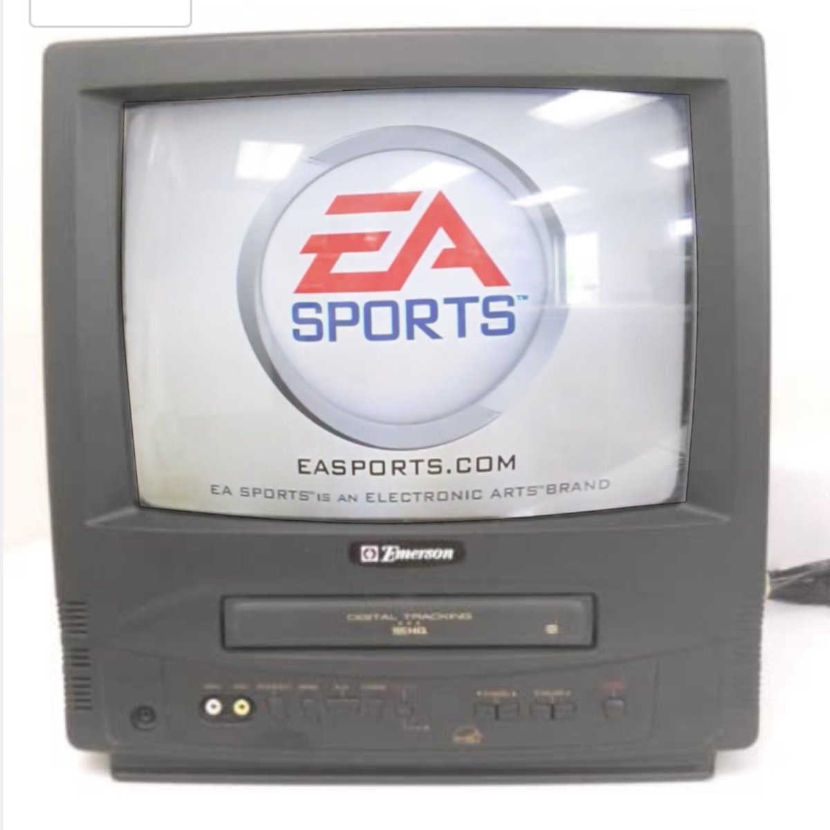MuricanUniforms's tweet photo. If you started gaming on a TV that looked like this, you’re an OG 💯 📺 https://t.co/DrTBpWWdzH