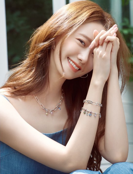 yoonaspics's tweet image. SHE&apos;S SO BEAUTIFUL