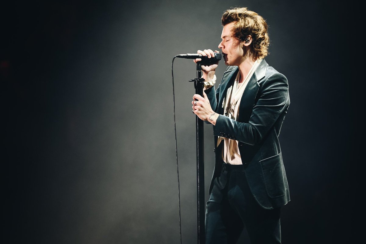 thekiaforum's tweet photo. We want to hear from you! What was your favorite moment from @Harry_Styles’ Live on Tour shows? Share your favorite pictures and videos below! https://t.co/TzuQxtyaA6