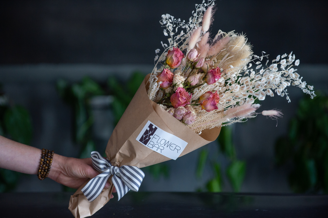 azflowerbar's tweet photo. Wish the flowers you send could last forever? Well, let us introduce you to the Flower Bar Mocktail! These bouquets are composed entirely of preserved or dried flowers and foliage! Not only do they outlast any fresh bouquet, but they are *super* trendy right now ( #trending). The https://t.co/hsQiG3faYf