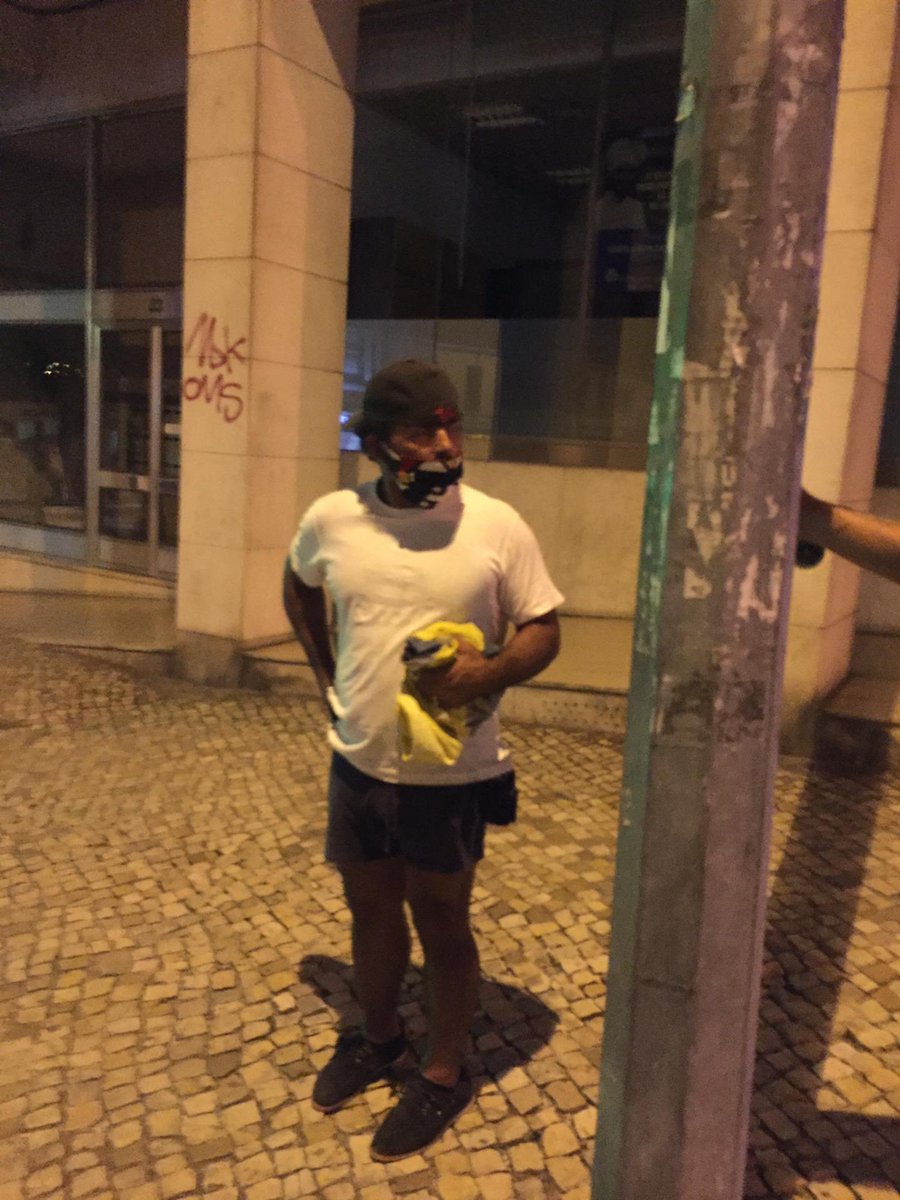 fake_trapper's tweet photo. Este homem hj perseguiu-me des do skate park de Odivelas com uma faca, consegui ligar ao meu namorado para me ajudar ele veio ter cmg msm assim ele continuou chegamos a porta da minha casa vimos q sim era msm uma faca tava na rua a passar uma senhora alertamos ela https://t.co/UB02EXkVsW