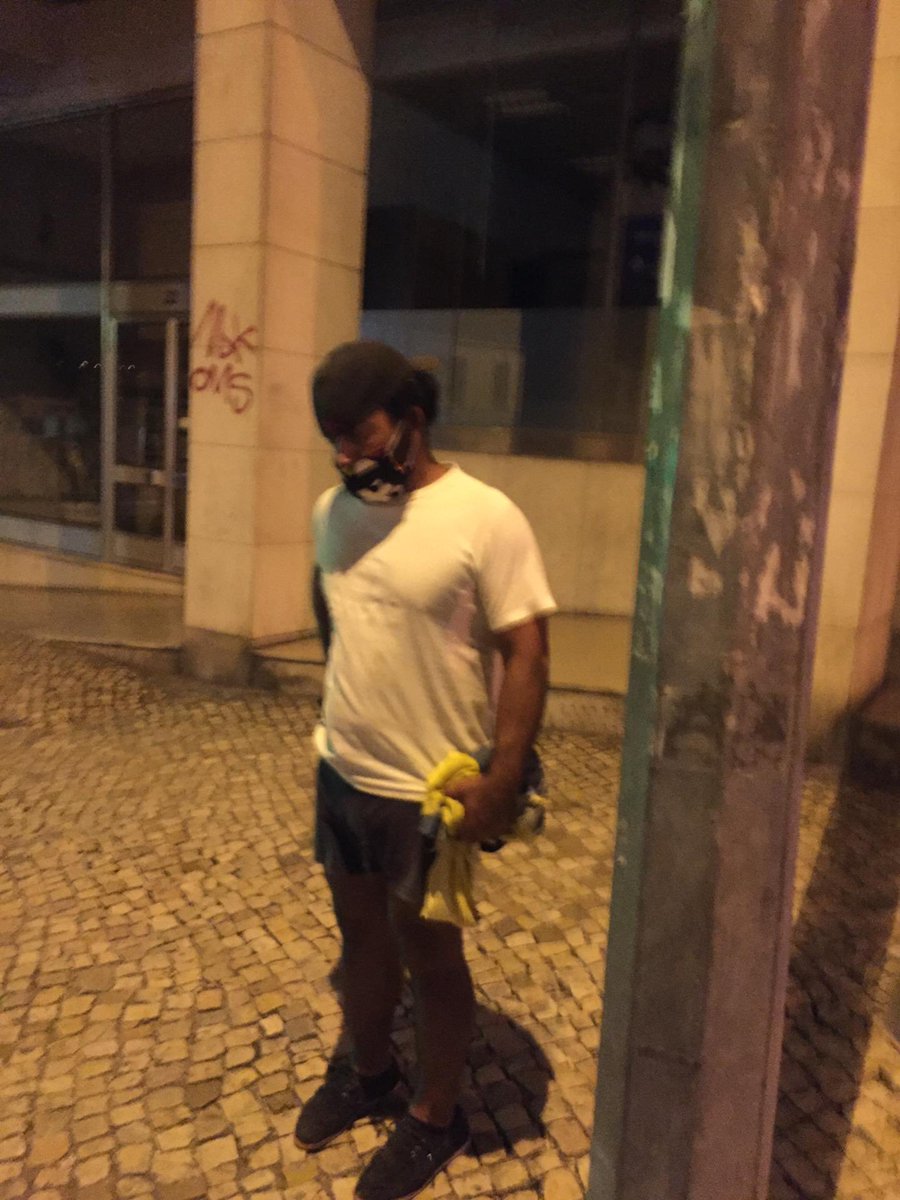 fake_trapper's tweet photo. Este homem hj perseguiu-me des do skate park de Odivelas com uma faca, consegui ligar ao meu namorado para me ajudar ele veio ter cmg msm assim ele continuou chegamos a porta da minha casa vimos q sim era msm uma faca tava na rua a passar uma senhora alertamos ela https://t.co/UB02EXkVsW
