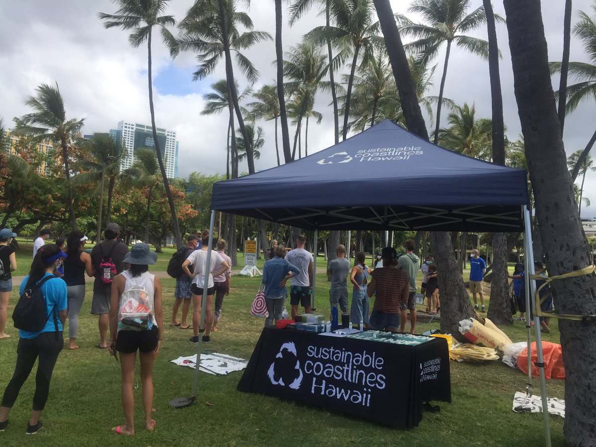 RaphaelatUnited's tweet photo. Mahalo #HNL ohana volunteering 7/11 islandwide beach cleanup w/ Sustainable Coastlines Hawaii♻️kudos UA Catering providing tent, water & snacks! @SustainCoasts #CleanYoBeach #IMUA #BeingUnited #UnitedTogether #WinningTheLines @weareunited @DJKinzelman @ErnieAtUnited @UAjetlagclub https://t.co/rGSmDfC2hc