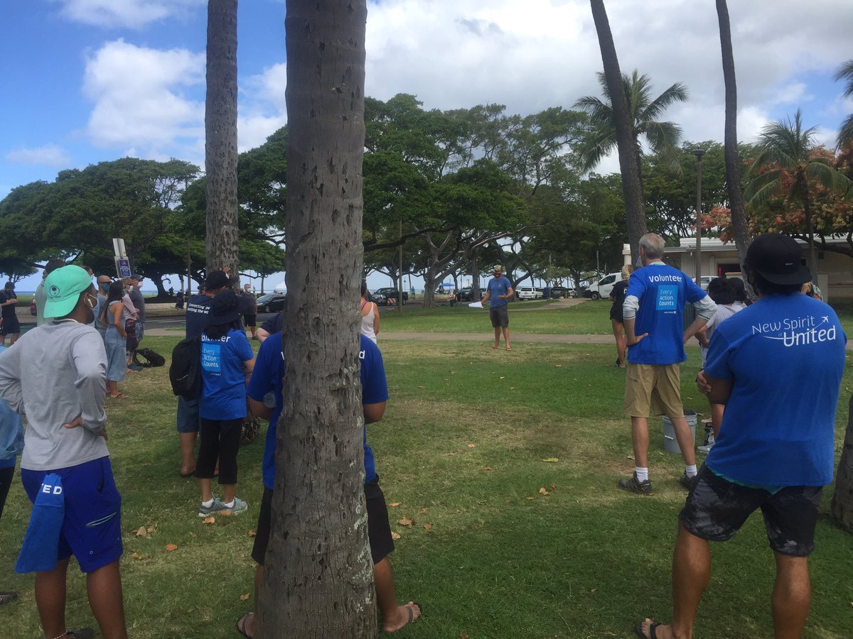 RaphaelatUnited's tweet photo. Mahalo #HNL ohana volunteering 7/11 islandwide beach cleanup w/ Sustainable Coastlines Hawaii♻️kudos UA Catering providing tent, water & snacks! @SustainCoasts #CleanYoBeach #IMUA #BeingUnited #UnitedTogether #WinningTheLines @weareunited @DJKinzelman @ErnieAtUnited @UAjetlagclub https://t.co/rGSmDfC2hc