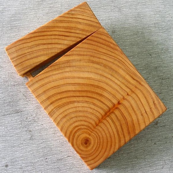 華茶 Twitterren 3月誕生木 檜 古材木製名刺入れ 割れ止め塗料で固化して防水をする テカリを落とし再研磨して艶を出す 脆い素材の耐久性の確保は面倒だ 廃材木工 ハンドメイド 誕生木 プレゼント 木製名刺入れ 檜 木目 古材 作品の説明 T Co