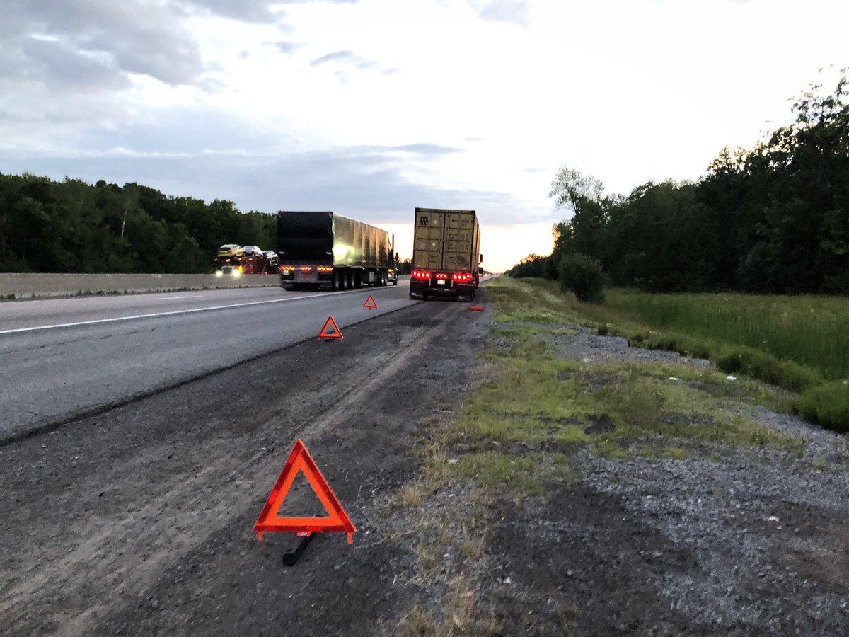 TdotTrucker's tweet image. BOOOM. Back on the side of the road for another blow out. Not a productive day that’s for sure. Heat has been messing more then just my hair. #driverperspective #trucking