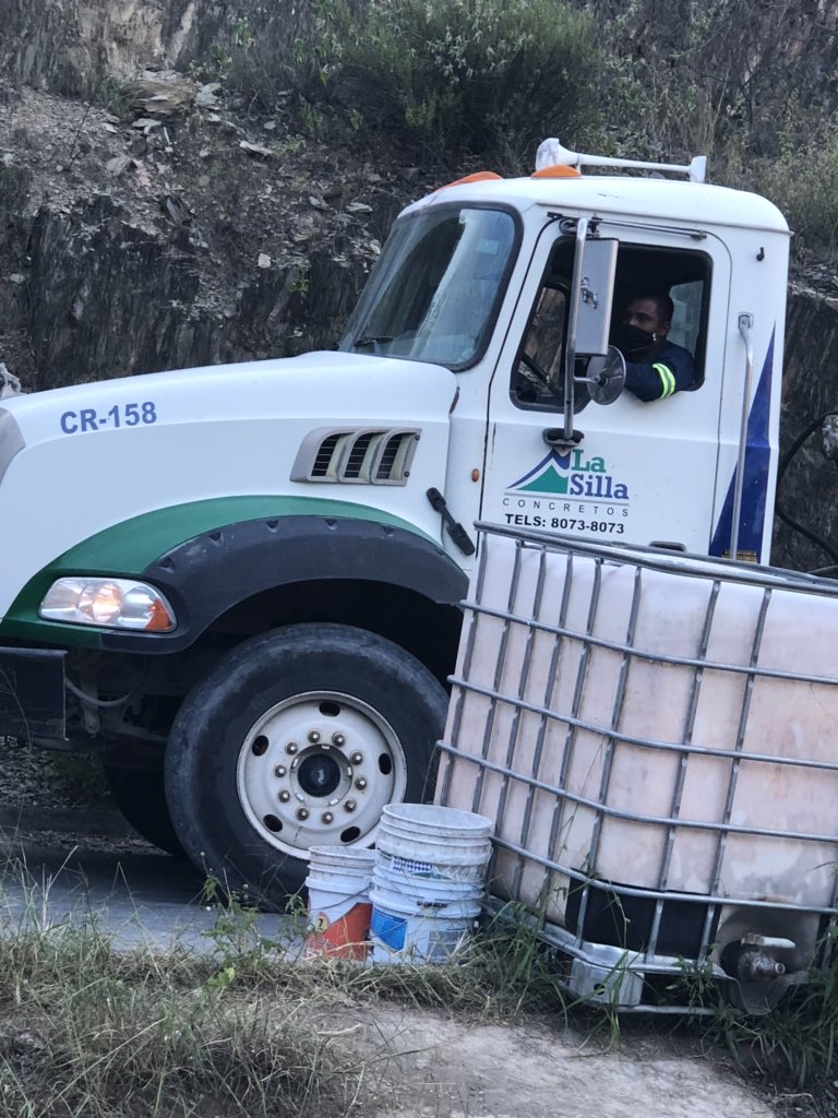 Pndamonium's tweet photo. . @concremex una empresa que sólo le importa la venta sin considerar el daño público y los inconvenientes a los demás, van por las colonias tumbando cables y huyendo de inmediato. https://t.co/5CXMvxemOA