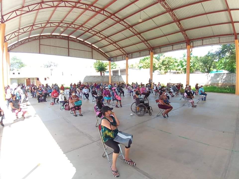 rioax74's tweet image. Lleva @JavierBarroso_ presidente municipal de @Zimatlan1921 ayuda alimentaria aprox a 500 familias de #Valdeflores y San José #Guelatová
@OaxacaVeraz @InformandoAOaxa @hugovelasco18 @Betillocruz @NuevoSigloOax @MxRegeneracion @BarraInformati1 @LaRuletaInform1 @RafagaPol