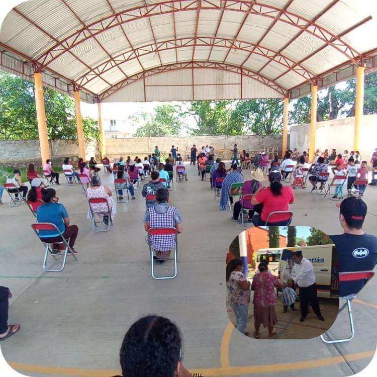 rioax74's tweet image. Lleva @JavierBarroso_ presidente municipal de @Zimatlan1921 ayuda alimentaria aprox a 500 familias de #Valdeflores y San José #Guelatová
@OaxacaVeraz @InformandoAOaxa @hugovelasco18 @Betillocruz @NuevoSigloOax @MxRegeneracion @BarraInformati1 @LaRuletaInform1 @RafagaPol