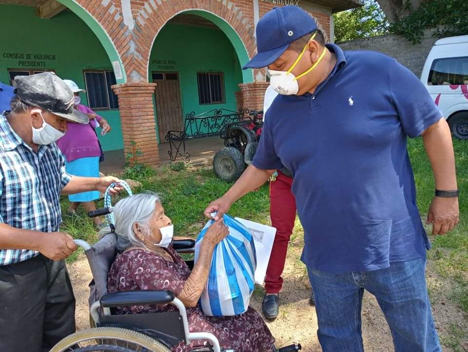 rioax74's tweet image. Lleva @JavierBarroso_ presidente municipal de @Zimatlan1921 ayuda alimentaria aprox a 500 familias de #Valdeflores y San José #Guelatová
@OaxacaVeraz @InformandoAOaxa @hugovelasco18 @Betillocruz @NuevoSigloOax @MxRegeneracion @BarraInformati1 @LaRuletaInform1 @RafagaPol