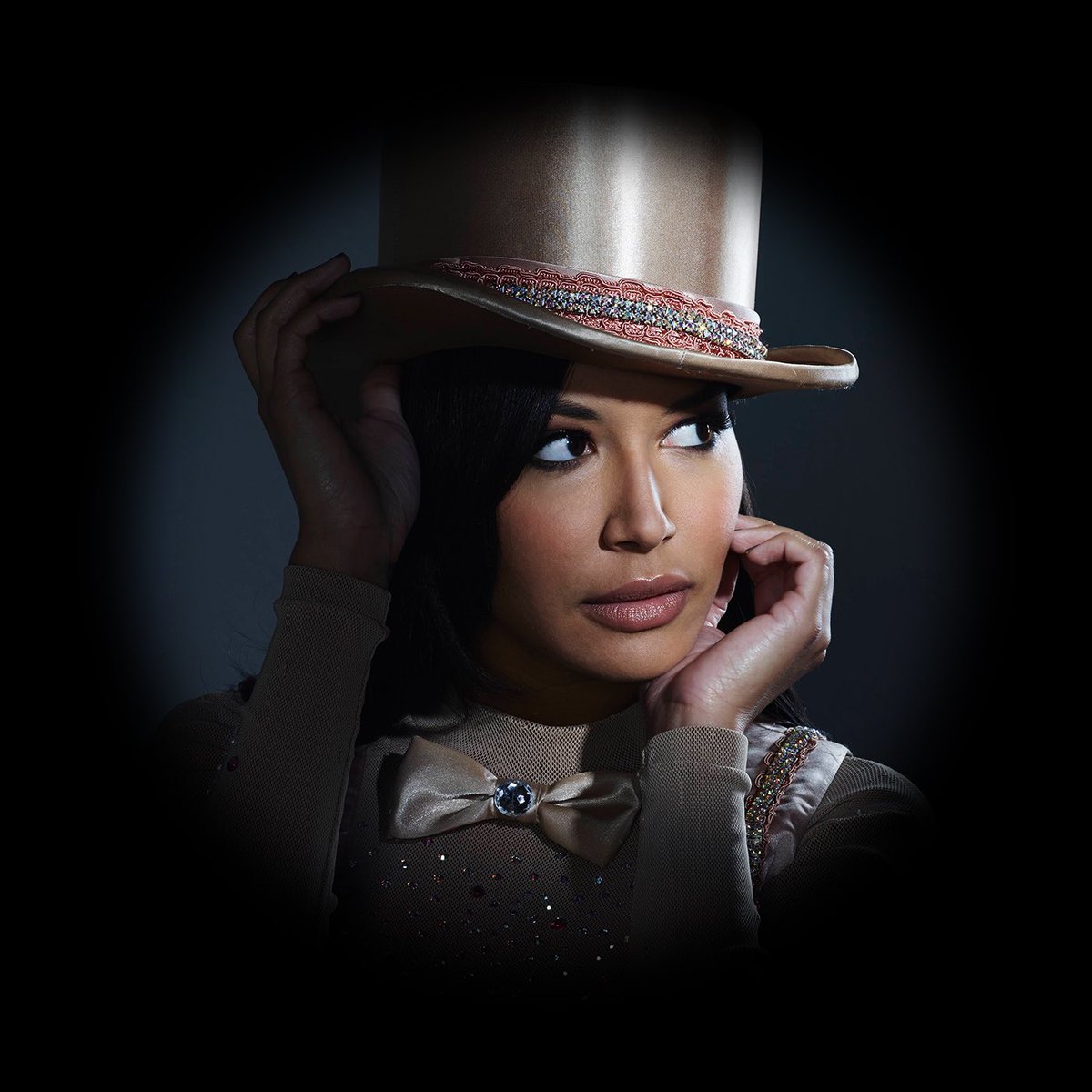 selfolmates's tweet photo. brou can anyone give me a hug? my favorite character from glee just passed away this morning and i'm really broke into this. also please send your prayer to her. thank you💔 https://t.co/rmd5S5uqZ6