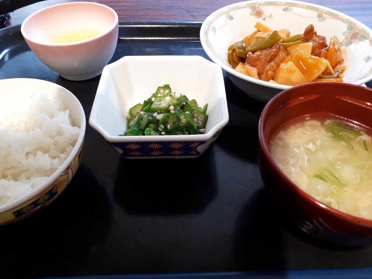 coEYDOcdprKvglo's tweet photo. 鳥の唐揚げ甘酢かけ！
個人的には、パイナップル要らない😱 レモンjellyのデザート付き　
得点75点‼️ https://t.co/GMTqkV896i