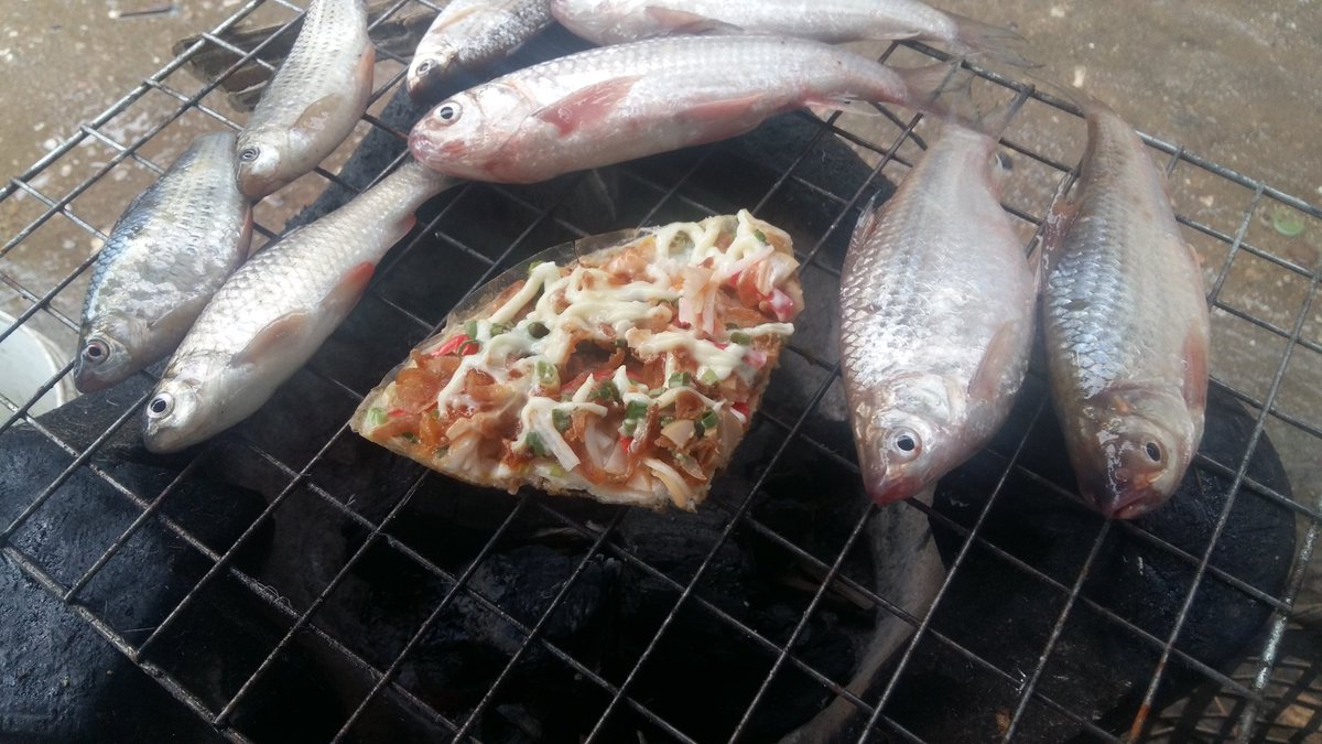 whitestoner's tweet photo. 朝食は豚骨きゅうり汁とベトナムピザ。#ベトナムピザ #vietnamesepizza #พิซซ่าเวียดนาม #豚骨 #กระดูกหมู #tonkotsu #porkbone #cucumber #แตงกวา #แตงกวาญี่ปุ่น #きゆうり #きゅうり #キュウリ #胡瓜 #のぼるちゃんタイ語 #タイ語 https://t.co/FznLNsJXNU