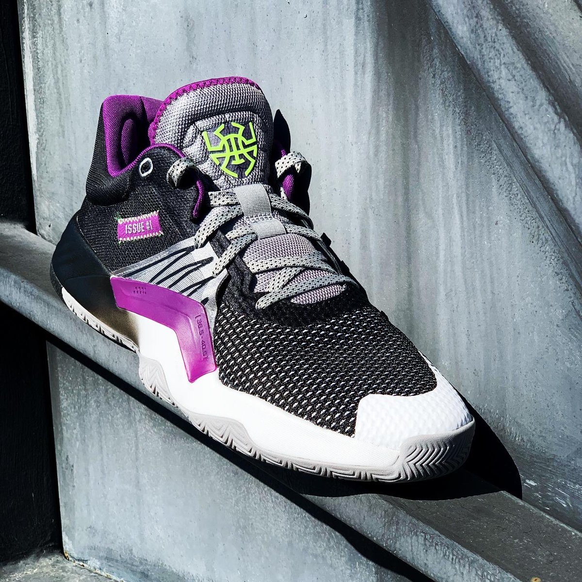 kickersteps's tweet photo. One of my personal favorites of the D.O.N. Issue #1’s!

D.O.N. Issue #1 ‘Joker’

Release Date: 3/14/2020

#sneakers #sneakerhead #donovanmitchell #utahjazz  #determinationovernegativity #adidas #kickersteps https://t.co/9mjFFYbHN2