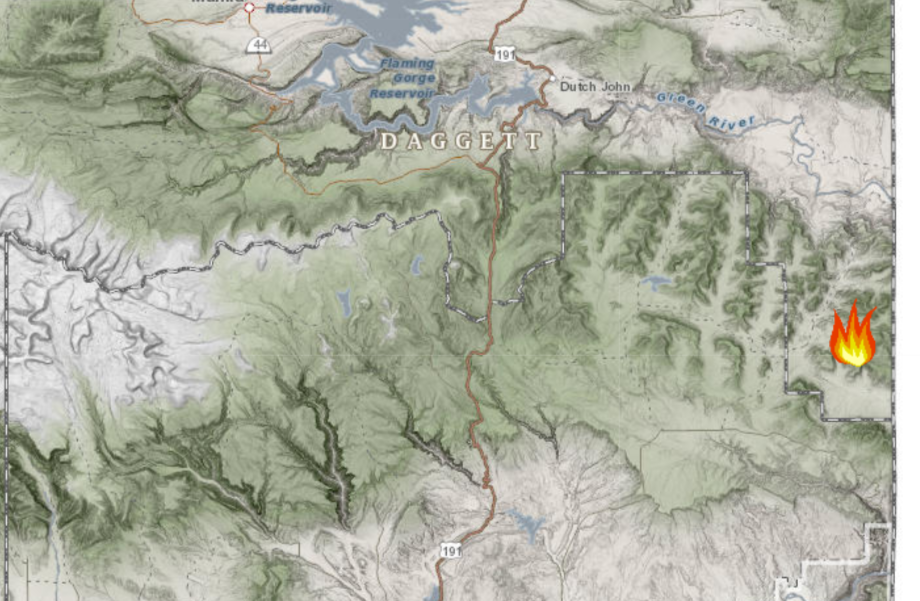 UtahWildfire's tweet image. NEW START 
Resources responding to the #AllenDrawFire located northeast of Vernal. Estimated at 50-60 acres, burning in timber. 1 structure threatened. Cause unknown. #ffslkw
