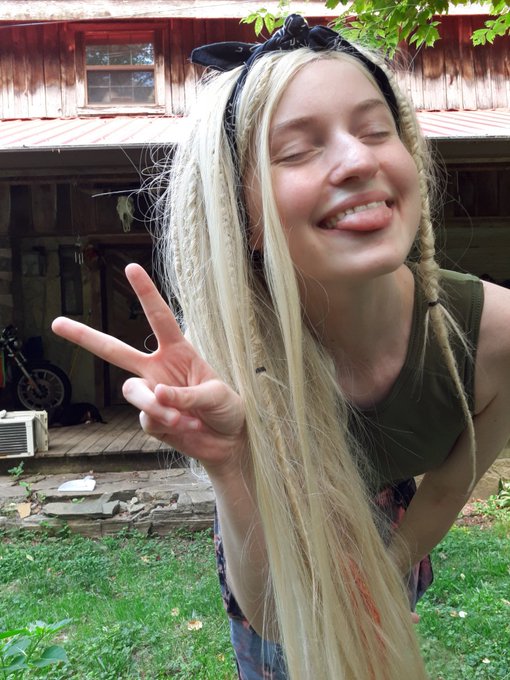 1 pic. Any of y'all like taking nudes outside? I think it's my favorite place to get nudes tbh??

#nsfw