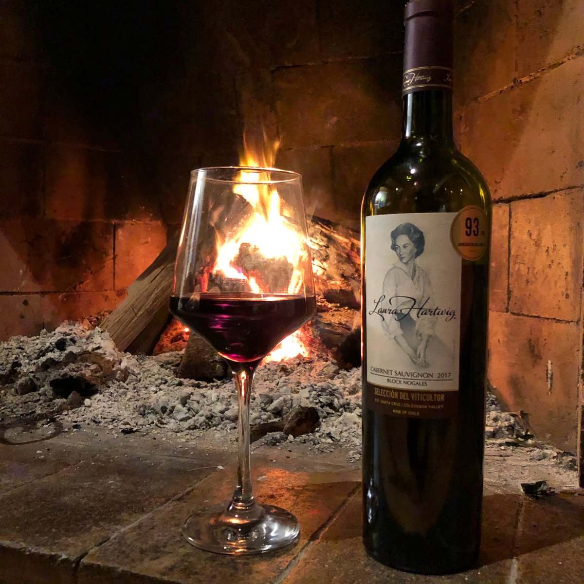Que esta fría noche del año te encuentre con una copa de Laura Hartwig en la mano!
        
#winelovers #carmenere #foodie #wineglass #foodandwine #premiumwine #wine #asado #recetas #cocinar #quedateencasa #vino #redwine #stayhome #vinochileno #laurahartwigwines #happydays