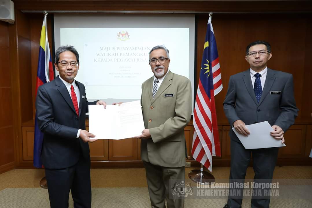 Tahniah kepada YBrs. Ir. Haji Abdul Rahman bin Pandi di atas pelantikan sebagai Pengarah <a href="/CerunJKR/">Cerun JKR Malaysia</a> yang baharu. Semoga CKC akan terus memberikan sepenuh komitmen di dalam kecemerlangan JKR.

<a href="/MOWorks/">でやんす</a> <a href="/JKRMalaysia/">JKR Malaysia</a> <a href="/Zulakmal8/">zulakmal</a> <a href="/IrKaniah/">Ir. Kaniah (Jkr:ckc)</a> 

#cerunyangselamatmenyelamatkannyawa