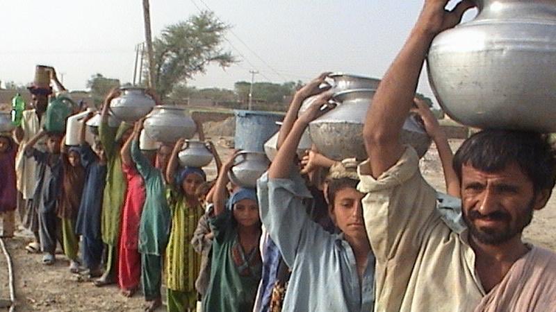 RubabMehdi5's tweet photo. Total abdication of political responsibility. People in Juhi being forced to drink contaminated water. Not only is the water scarce, it is being stolen by the rich. Please speak out for human dignity &amp; for the basic human rights of these helpless people. #Juhi #WaterCrisis https://t.co/WCQmBnSUS9