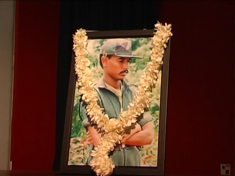 SriLankaTweet's tweet photo. Hasalaka Gamini Hero🙏
29 years ago #OnThisDay PWV Hasalaka Gamini Kularatne hero soldier sacrificed his life to save Elephant Pass army camp.  
Remember the Name &amp; Hats Off 🙏! 
#LKA #SriLanka 🇱🇰 #SLArmy #හසලකගාමිණී #OTD https://t.co/2gwp5Q6zQ8