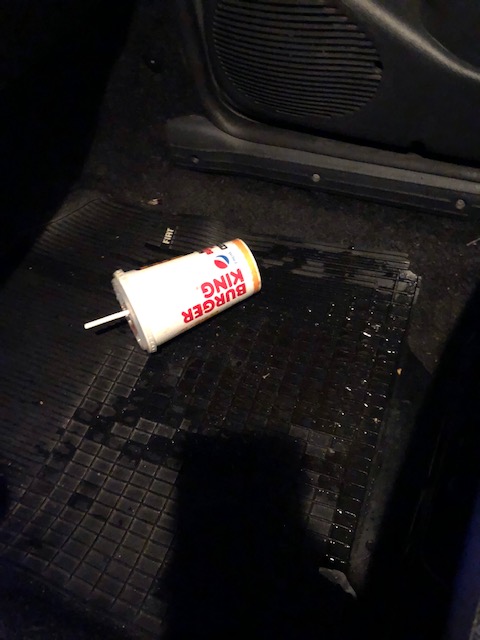 Hoje tive um infelicidade com a <a href="/BurguerK/">Burger King</a> <a href="/BurguerKing1/">Burger King</a>  passei no drive thru e pedi um combo do chicken crisp,na entrega o atendente não me deu um suporte para copo,solicitei um e fui informado que em nenhuma loja tinha. Achei estranho mas fui embora ,mas meu refri ja era.