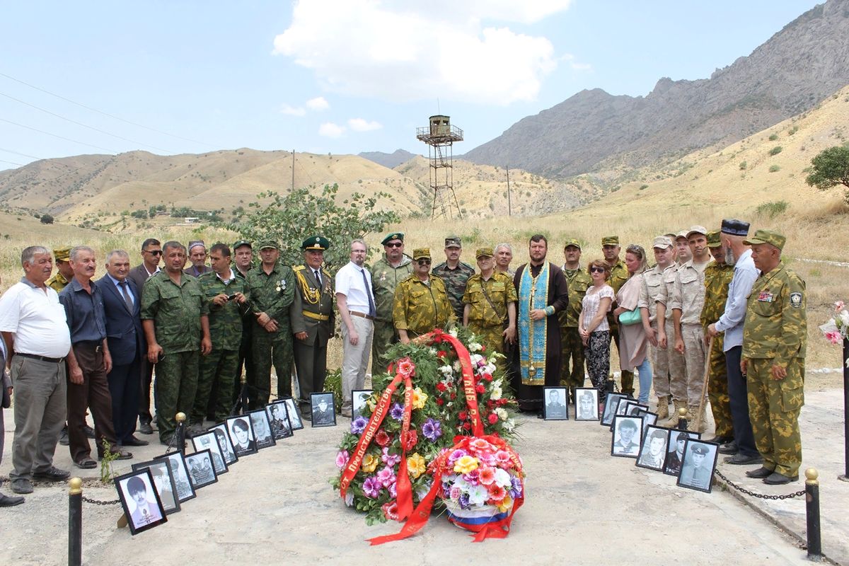 RusEmbUSA's tweet photo. 27 years ago #OTD, Russian servicemen on the Tajik-Afghan border found themselves next to an epicenter of hostilities. Islamist radicals attacked Russian border guard post No 12. That militant attack claimed the lives of 25 Russian soldiers
🎦https://t.co/kWPb3PTunD #LestWeForget https://t.co/En1gjlpwkR