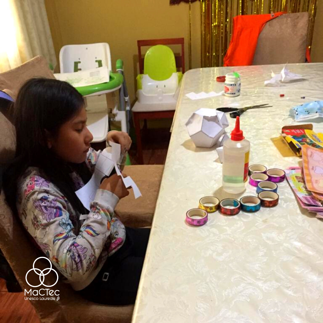 mactecperu's tweet photo. Nuestras niñas del programa Mactec, “Beautiful Minds”, se preparan antes de cada taller para generar discusiones con muchas preguntas y descubrir grandes misterios 🔍
#Covid_19 #Ciencia #GirlScientist #NiñasCientíficas #BeautifulMinds #Perú #MACTEC #UNESCO #GWEPrize https://t.co/Xx76qFg93j