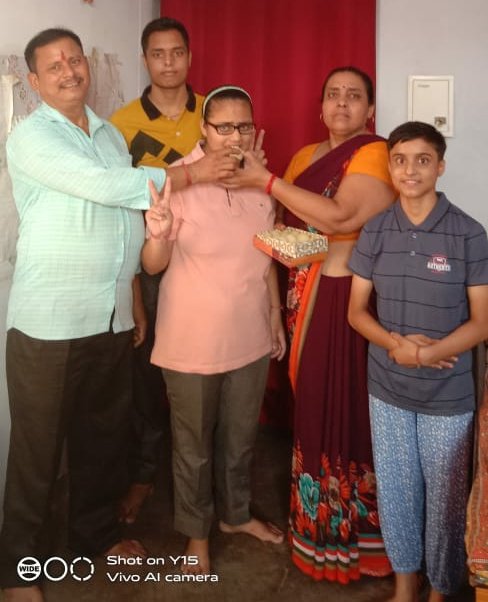 rishuraj_chd's tweet photo. कालोनी नंबर -4 का एक कमरा का मकान, जहां न तो पीने के पानी का नल है न ही टायलेट की व्यवस्था। ऐसी तमाम दुविधाओं के बावजूद सरकारी स्कूल की छात्रा राधा पांडेय ने मेडिकल स्ट्रीम में 94 प्रतिशत अंक लाकर यह साबित कर दिया है कि जुनून हो तो कुछ भी असंभव नही है। सलाम है इस बच्ची को। 💐💐 https://t.co/tcBnzwBXxg