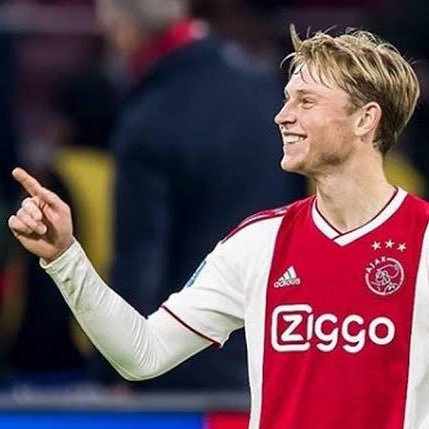 otaviorovisk's tweet photo. Sou fã do Jonas desde quando ele conseguiu voltar pra 2018 e jogou aquela linda Champions League com o Ajax #dark https://t.co/XYx3Khm3qt