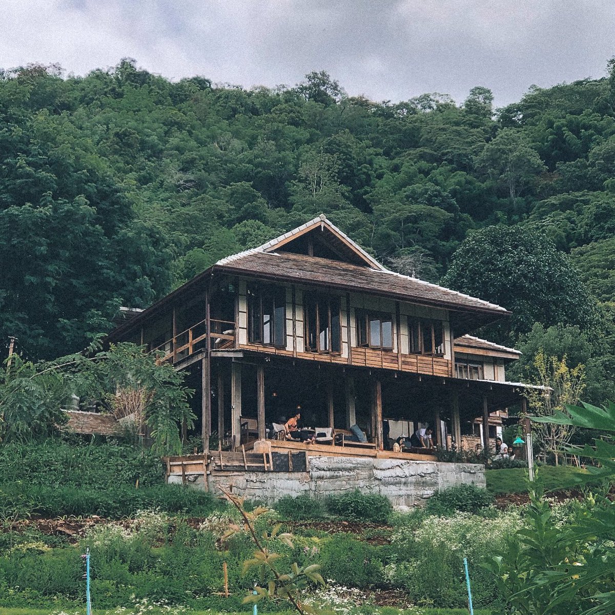 Benyreviewhere's tweet photo. หลังจากปลดล็อกดาวน์ร่างกายก็ต้องการธรรมชาติเลยค่ะ ที่นี่คือ Mori natural farm ฟาร์มสเตย์เล็กๆกลางหุบเขาสไตล์ญี่ปุ่ง ช่วงที่เราไปครึ้มๆ ฝนจะตก บรรยากาศกำลังดีเลยค่ะ ไม่ร้อน ถือว่าช่วยฮีลช่วงกักตัวได้ดีมากๆ 😌🍃
📌 อ.แม่ริม จ.เชียงใหม่ #reviewchiangmai #รีวิวเชียงใหม่ https://t.co/aEq7smpsPm