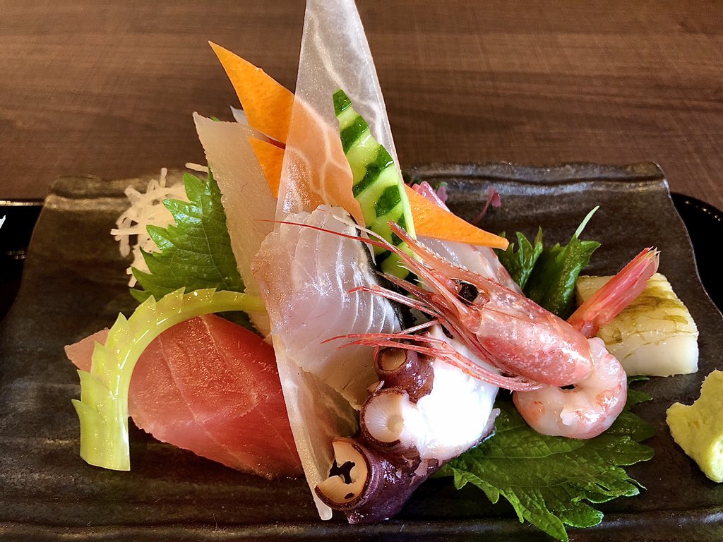 AkiraKikuchi's tweet photo. 今日のランチは、道の駅にある魚のレストラン番屋亭の鮮御膳。
白えびの刺身やホタルイカの沖漬けも入っていて富山を丸ごと味わえました。

#毎日ひとりランチ
#ひみ番屋街
#番屋亭 https://t.co/u1bWeVR6FL