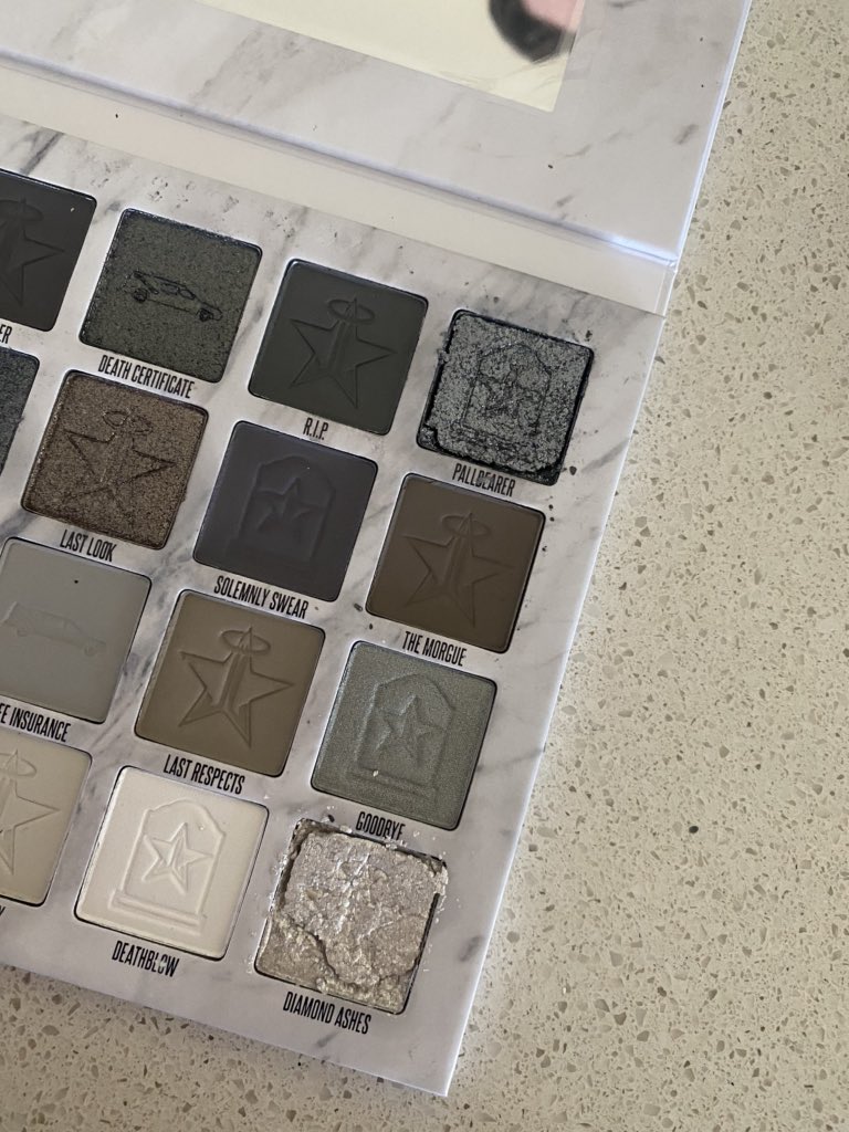 steffybabee93's tweet photo. So upset and dissapointed. :( not 1 but 3 shades smashed. #jeffreestar @JeffreeStar  #crematedpalette https://t.co/AtQef1B56L