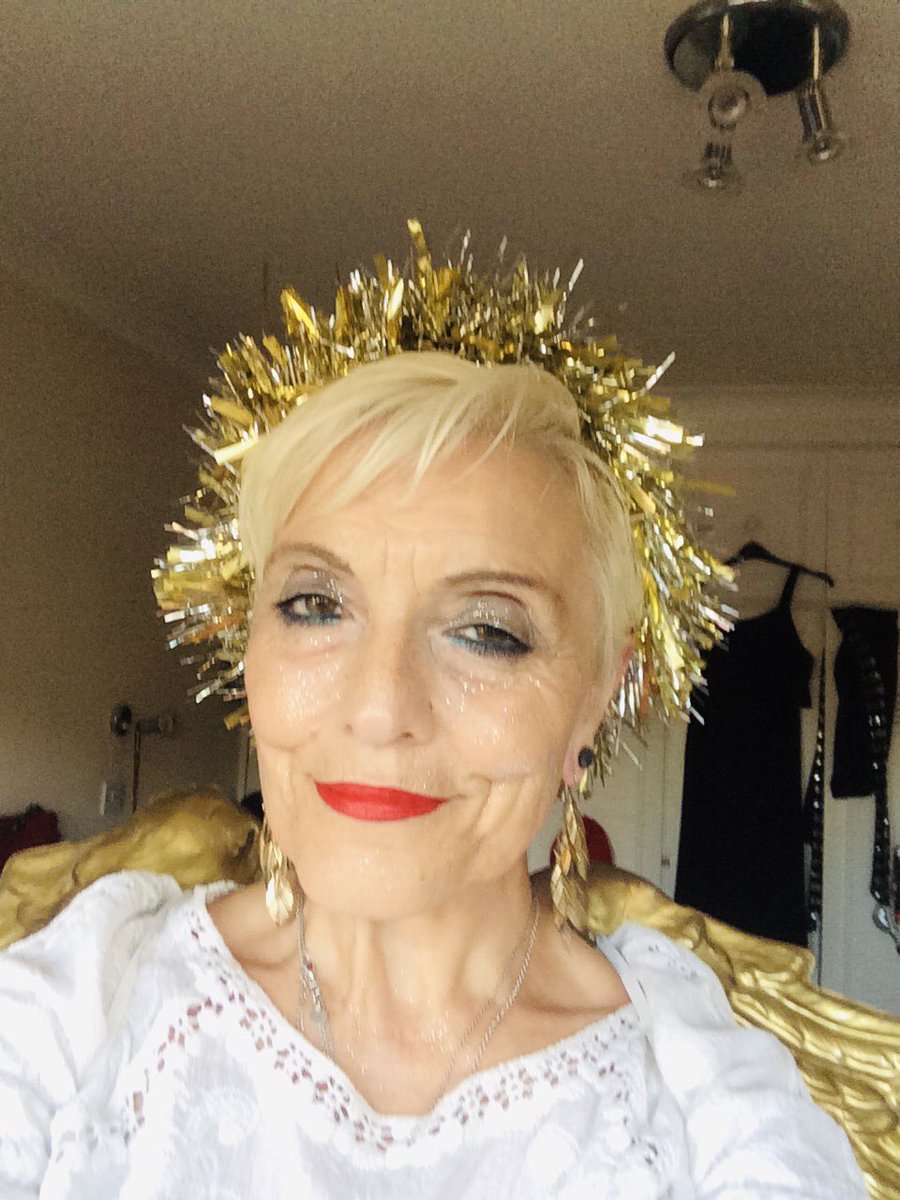 mcnally891's tweet photo. A lovely weekend which reminded me how lucky I am . A moving small, summer wedding , all socially distanced, followed by our usual madness, that is our family quiz. Theme: Christmas festive fun!
#actorslife #actorsinisolation #keepingbusy #familylife #beingtogether https://t.co/cH1NNUisjA