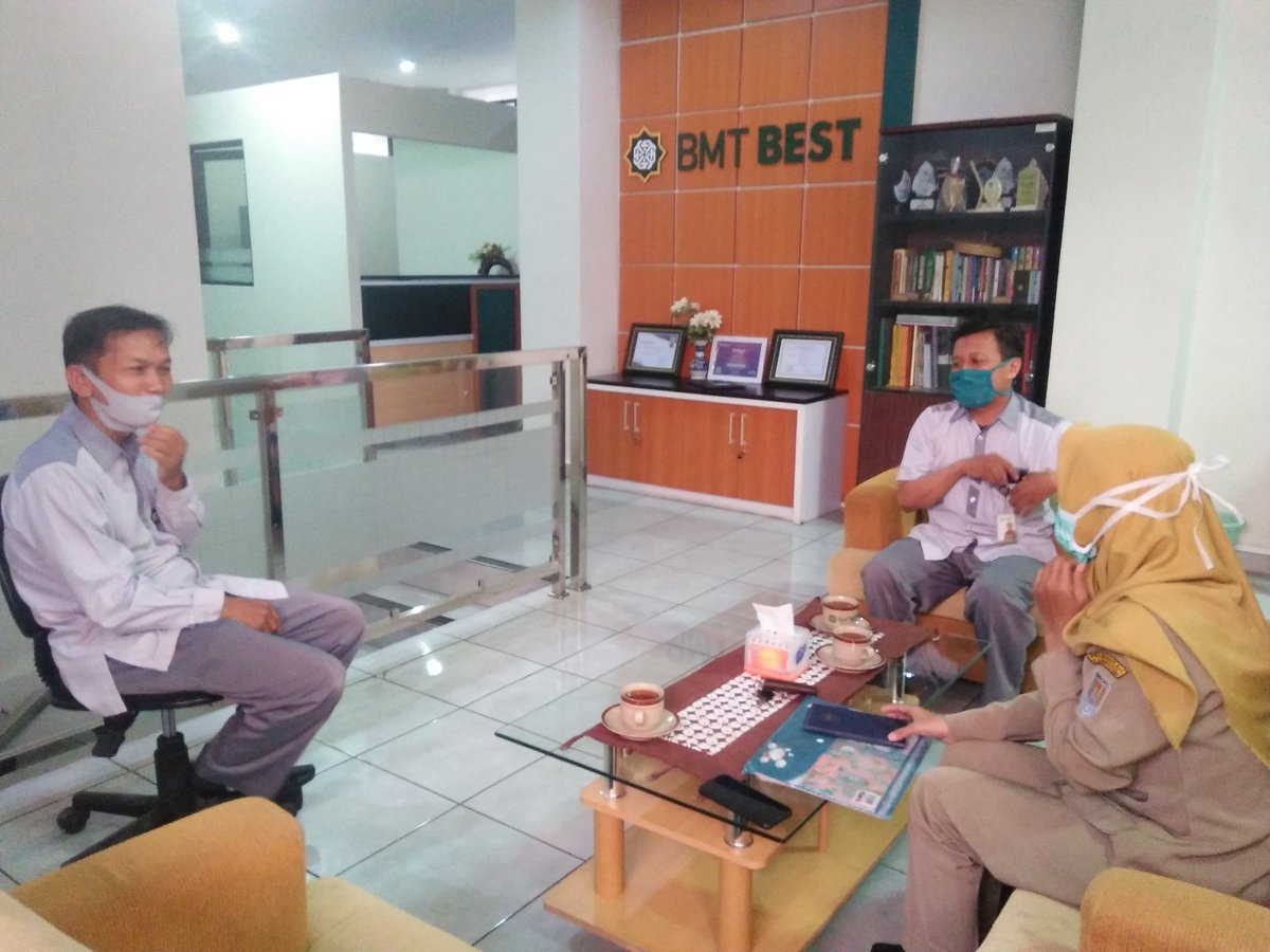 UmiUminur's tweet photo. PPKL Kabupaten Cilacap -Pendataan koperasi primer tingkat provinsi di KSPPS Ben Sejahtera yang berada di kec.kroya Kabupaten Cilacap terkait dengan dampak covid-19
@PENYULUH_COOP 
@dinkopjateng 
@KemenkopUKM 
@dpkukm_clp 
#ppklkabcilacap
#ppkljateng
#ppkljatengmakaryo https://t.co/mi6UA6j0o8