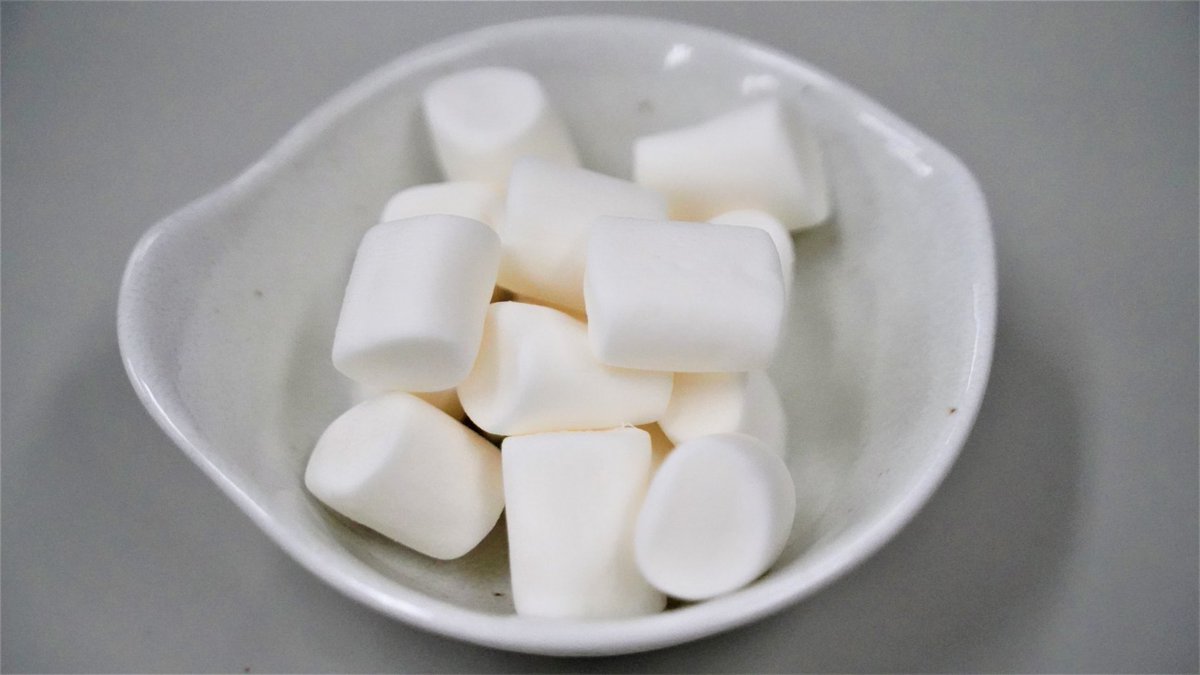 農林水産省 Pa Twitter 7月14日は ゼリーの日 広報室の職員が手作りゼリーに挑戦 今回はゼラチンの代わりにマシュマロを使います マシュマロは成分に ゼラチン を含むので ゼリー作りに使えます 湯煎で溶かしてジュースを混ぜ 冷蔵庫で冷やすだけ 左から桃