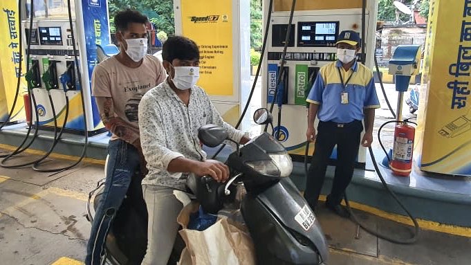 BPCLimited's tweet photo. More than 5,000 face masks distributed from our 139 Fuel Stations in Mumbai and outskirts areas, during #SwachhtaPakhwada2020. #FightCoronaVirus https://t.co/K2zfHR1DXT