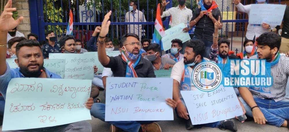 RahulgowdaNA's tweet photo. #NSUIKarnataka staged protest infront of @ChristBangalore demanding the cancellation of online examinations. Inspite of governments order the #Christuniveristy is conducting the exams from today. #NoExamsInCovid #ChristUniversity @nsui @NSUIKarnataka @guptar https://t.co/cZbJqiY0n9