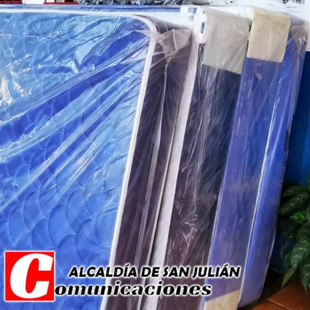 EngelhardManuel's tweet photo. Esta tarde hice la entrega de las 2 camas para la pareja a quiénes se la prometimos en un streaming 🔴 donde les entregue las llaves de la casa que fue remodelada. https://t.co/ENQYfhArNB