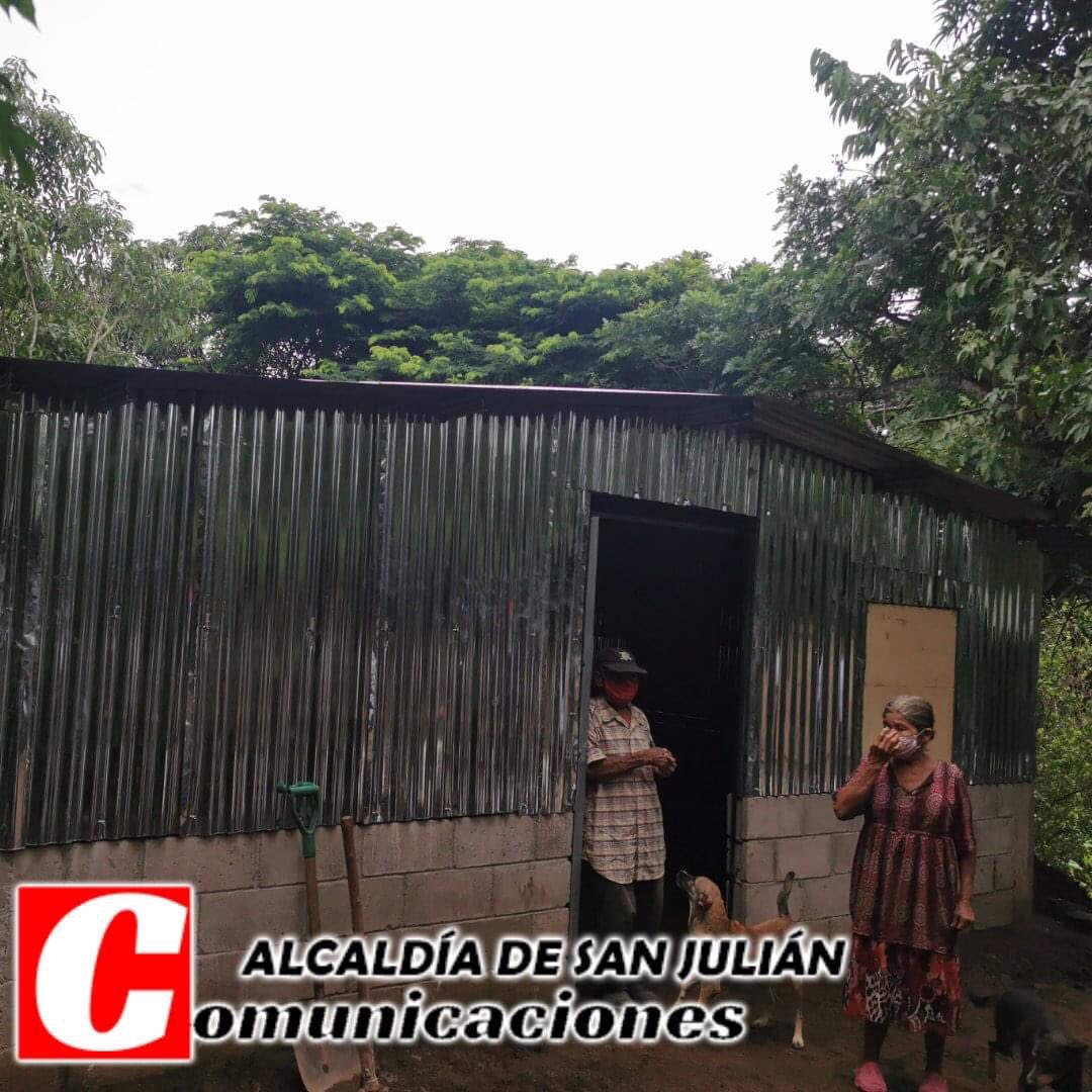 EngelhardManuel's tweet photo. Esta tarde hice la entrega de las 2 camas para la pareja a quiénes se la prometimos en un streaming 🔴 donde les entregue las llaves de la casa que fue remodelada. https://t.co/ENQYfhArNB